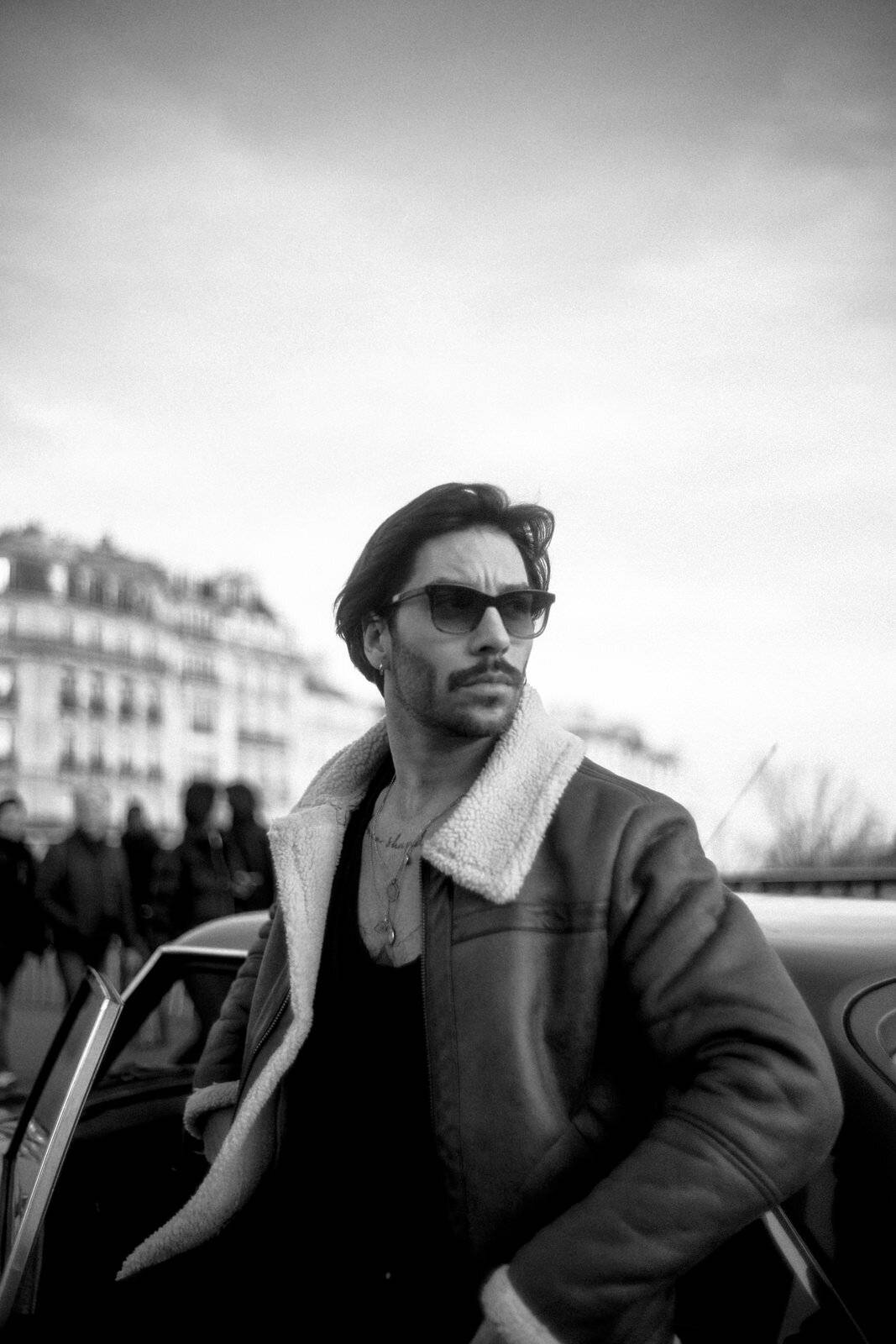 复古优雅黑白色单色城市街拍肖像照片调色Lightroom预设 André Josselin – MAISON NOIR PRESET COLLECTION 插件预设 第4张-素材湾丨精选海外优质设计素材资源 复古优雅黑白色单色城市街拍肖像照片调色Lightroom预设 André Josselin – MAISON NOIR PRESET COLLECTION 插件预设 sucaiwan.com