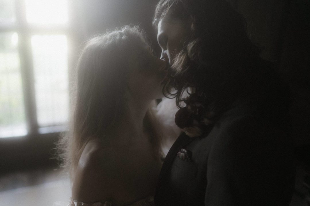 浪漫永恒柔光文艺复兴风格苍白婚礼肖像照片调色Lightroom预设 Legacy Presets – Muse & Mirror – True Romance 插件预设 第4张-素材湾丨精选海外优质设计素材资源 浪漫永恒柔光文艺复兴风格苍白婚礼肖像照片调色Lightroom预设 Legacy Presets – Muse & Mirror – True Romance 插件预设 sucaiwan.com