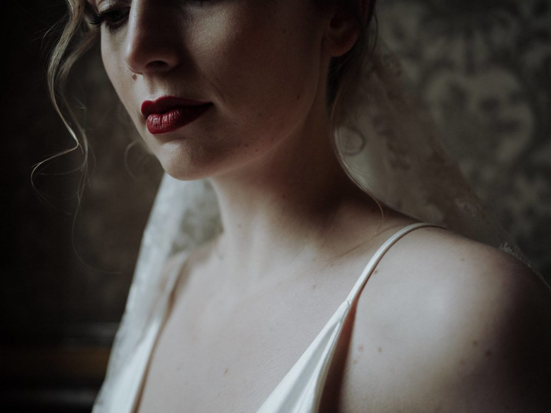 浪漫永恒柔光文艺复兴风格苍白婚礼肖像照片调色Lightroom预设 Legacy Presets – Muse & Mirror – True Romance 插件预设 第5张-素材湾丨精选海外优质设计素材资源 浪漫永恒柔光文艺复兴风格苍白婚礼肖像照片调色Lightroom预设 Legacy Presets – Muse & Mirror – True Romance 插件预设 sucaiwan.com