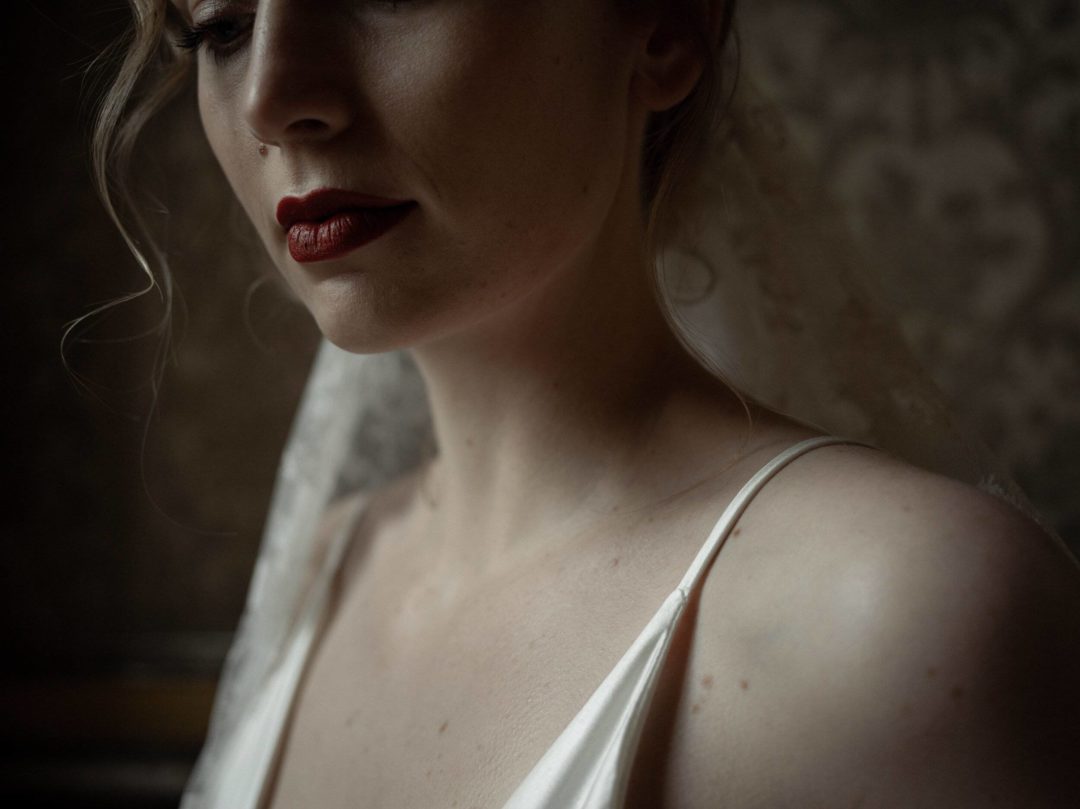 浪漫永恒柔光文艺复兴风格苍白婚礼肖像照片调色Lightroom预设 Legacy Presets – Muse & Mirror – True Romance 插件预设 第16张-素材湾丨精选海外优质设计素材资源 浪漫永恒柔光文艺复兴风格苍白婚礼肖像照片调色Lightroom预设 Legacy Presets – Muse & Mirror – True Romance 插件预设 sucaiwan.com