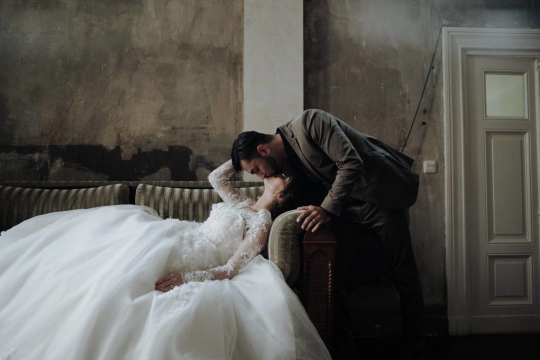 浪漫永恒柔光文艺复兴风格苍白婚礼肖像照片调色Lightroom预设 Legacy Presets – Muse & Mirror – True Romance 插件预设 第23张-素材湾丨精选海外优质设计素材资源 浪漫永恒柔光文艺复兴风格苍白婚礼肖像照片调色Lightroom预设 Legacy Presets – Muse & Mirror – True Romance 插件预设 sucaiwan.com