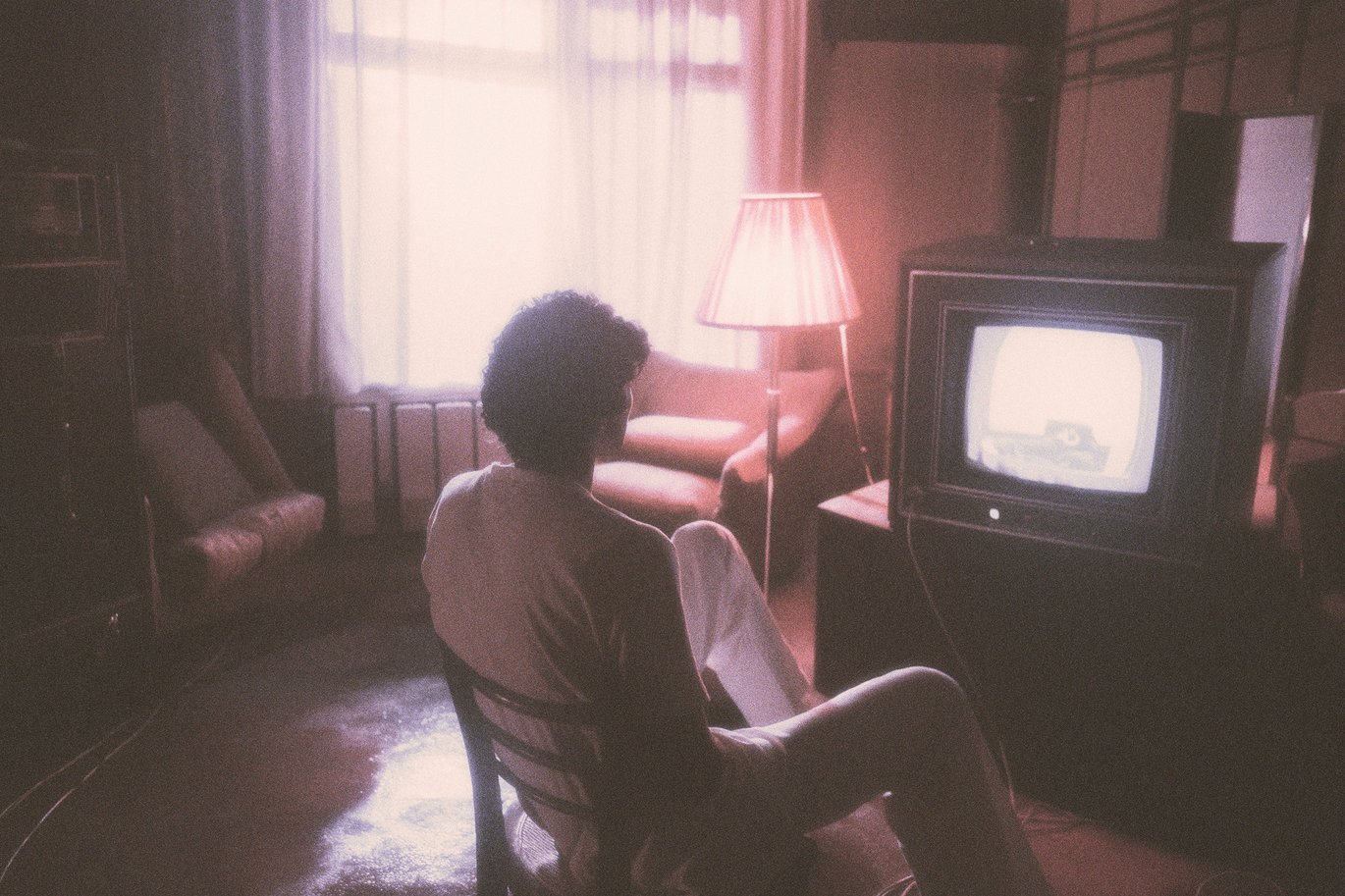 复古胶片梦幻粉色发光颗粒噪点Y2K图片滤镜后期叠加PSD特效样机 Pink Glow Photo Effect 插件预设 sucaiwan.com