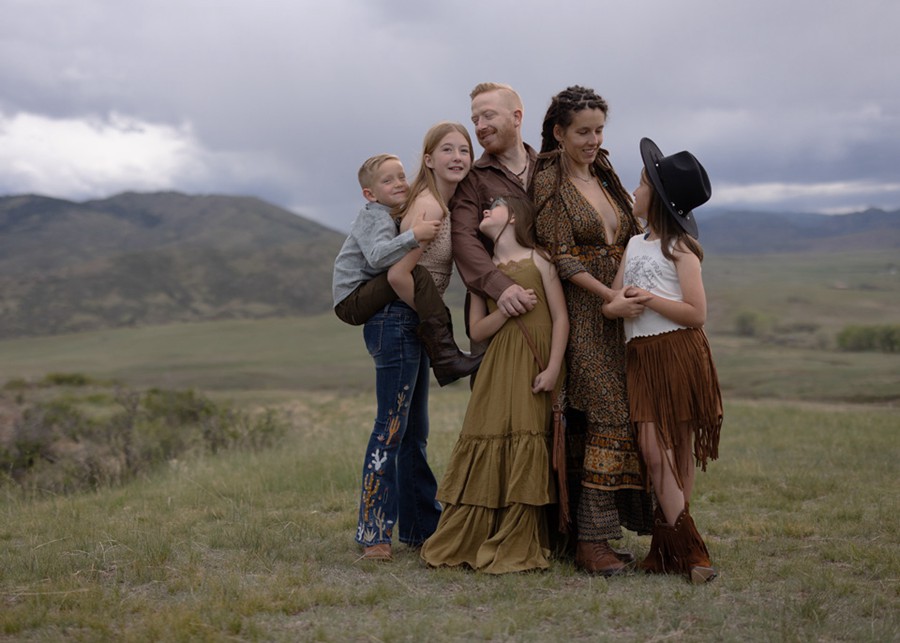 温馨柔和褐色家庭户外摄影照片调色PS动作特效滤镜设计素材 Greater Than Gatsby – Tiny Dancer 插件预设 sucaiwan.com