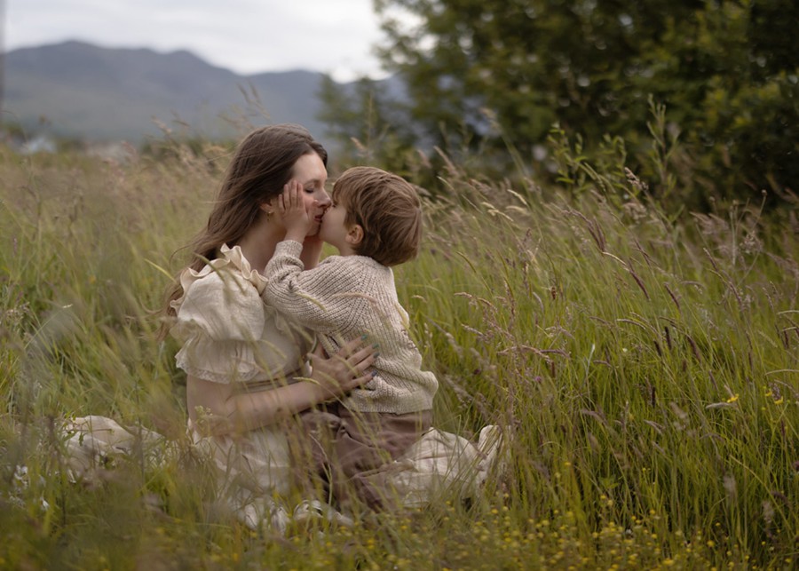 温馨柔和褐色家庭户外摄影照片调色PS动作特效滤镜设计素材 Greater Than Gatsby – Tiny Dancer 插件预设 sucaiwan.com