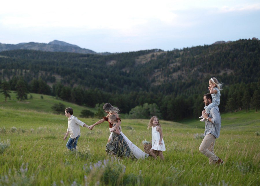 温馨柔和褐色家庭户外摄影照片调色PS动作特效滤镜设计素材 Greater Than Gatsby – Tiny Dancer 插件预设 sucaiwan.com