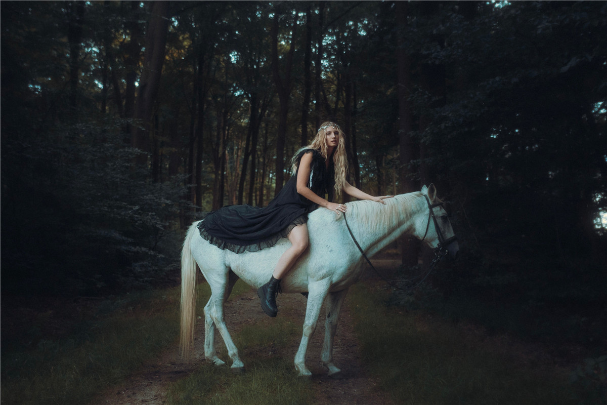 复古夜间摄影梦幻温暖胶片色调电影效果人像扫街LR调色预设包 In Your Fayes NEW | PRESET PACK 插件预设 第4张-素材湾丨精选海外优质设计素材资源 复古夜间摄影梦幻温暖胶片色调电影效果人像扫街LR调色预设包 In Your Fayes NEW | PRESET PACK 插件预设 sucaiwan.com