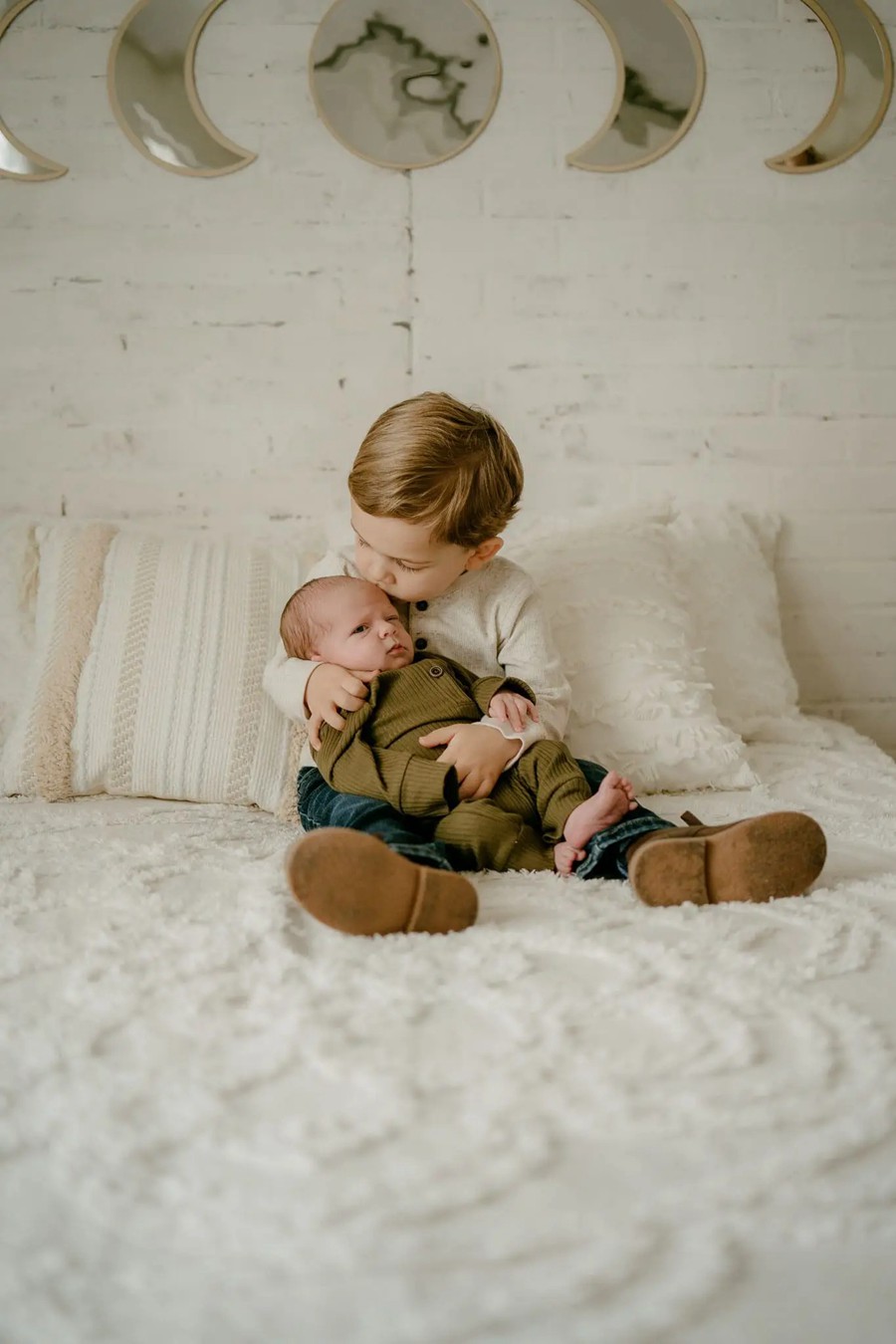 永恒温暖柔和色调婚礼家庭肖像摄影照片调色Lightroom预设 HONEY HUE PRESETS – SMAL PRESETS 插件预设 第37张-素材湾丨精选海外优质设计素材资源 永恒温暖柔和色调婚礼家庭肖像摄影照片调色Lightroom预设 HONEY HUE PRESETS – SMAL PRESETS 插件预设 sucaiwan.com