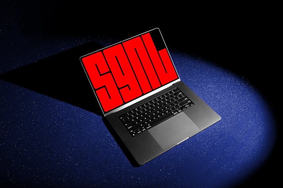 3款暗黑风格网站界面设计作品集展示效果图苹果MacBook Pro笔记本电脑贴图PSD样机模板 MacBook Pro Mockups / SGNL Series 样机素材 sucaiwan.com