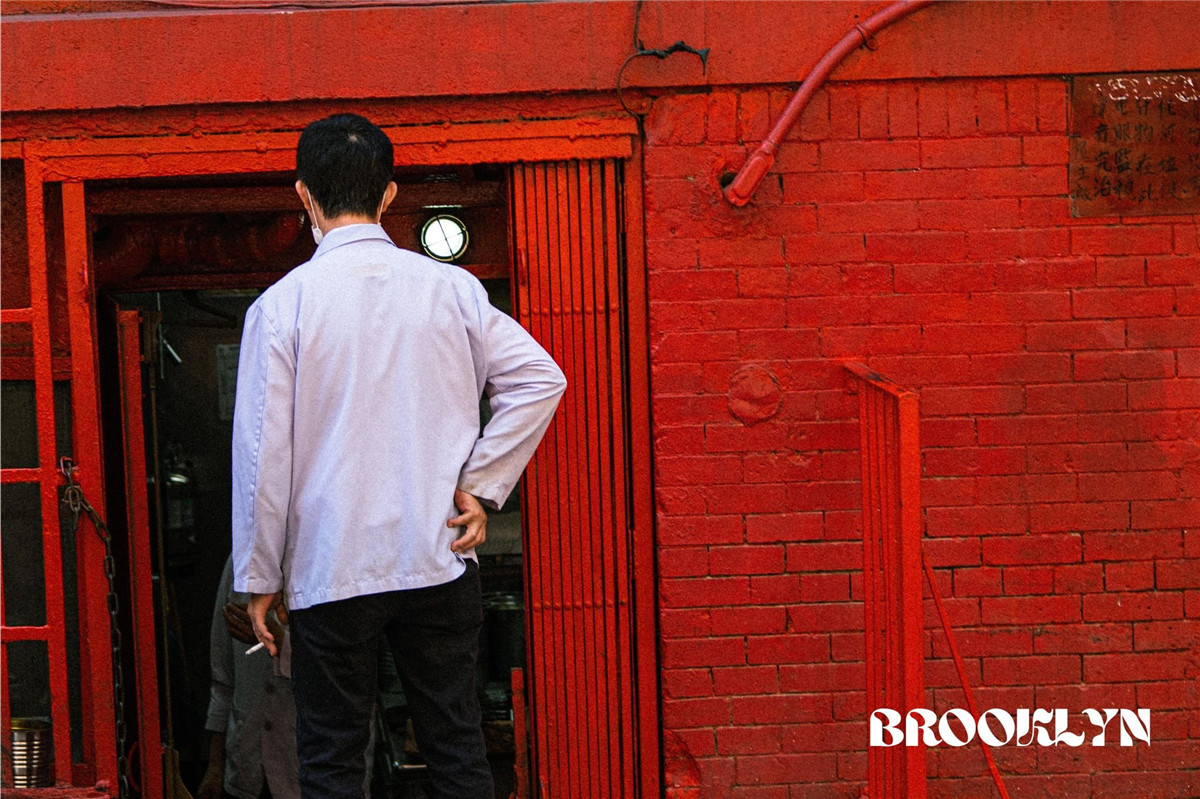 富士胶片模拟电影美学颗粒风格人像摄影扫街调色Lightroom预设 Faizal Westcott - ANALOG PACK 4.0 插件预设 第6张-素材湾丨精选海外优质设计素材资源 富士胶片模拟电影美学颗粒风格人像摄影扫街调色Lightroom预设 Faizal Westcott - ANALOG PACK 4.0 插件预设 sucaiwan.com