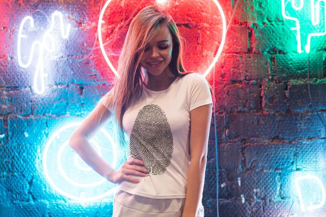 10款霓虹灯背景女士T恤半袖设计展示效果图PS贴图样机模板 T-Shirt Mock-Up 2018 #32 样机素材 sucaiwan.com