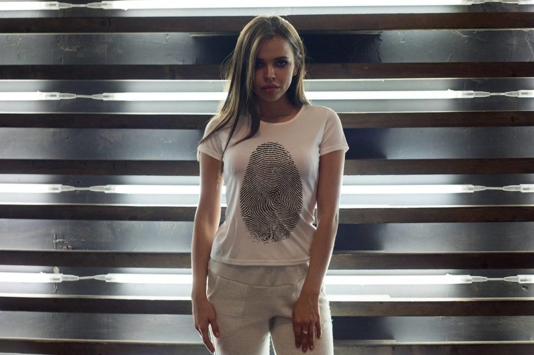 10款霓虹灯背景女士T恤半袖设计展示效果图PS贴图样机模板 T-Shirt Mock-Up 2018 #32 样机素材 sucaiwan.com