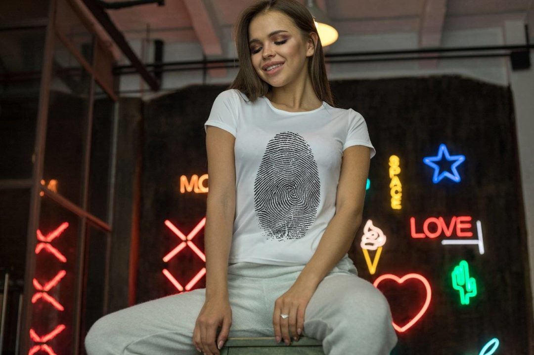 10款霓虹灯背景女士T恤半袖设计展示效果图PS贴图样机模板 T-Shirt Mock-Up 2018 #32 样机素材 sucaiwan.com