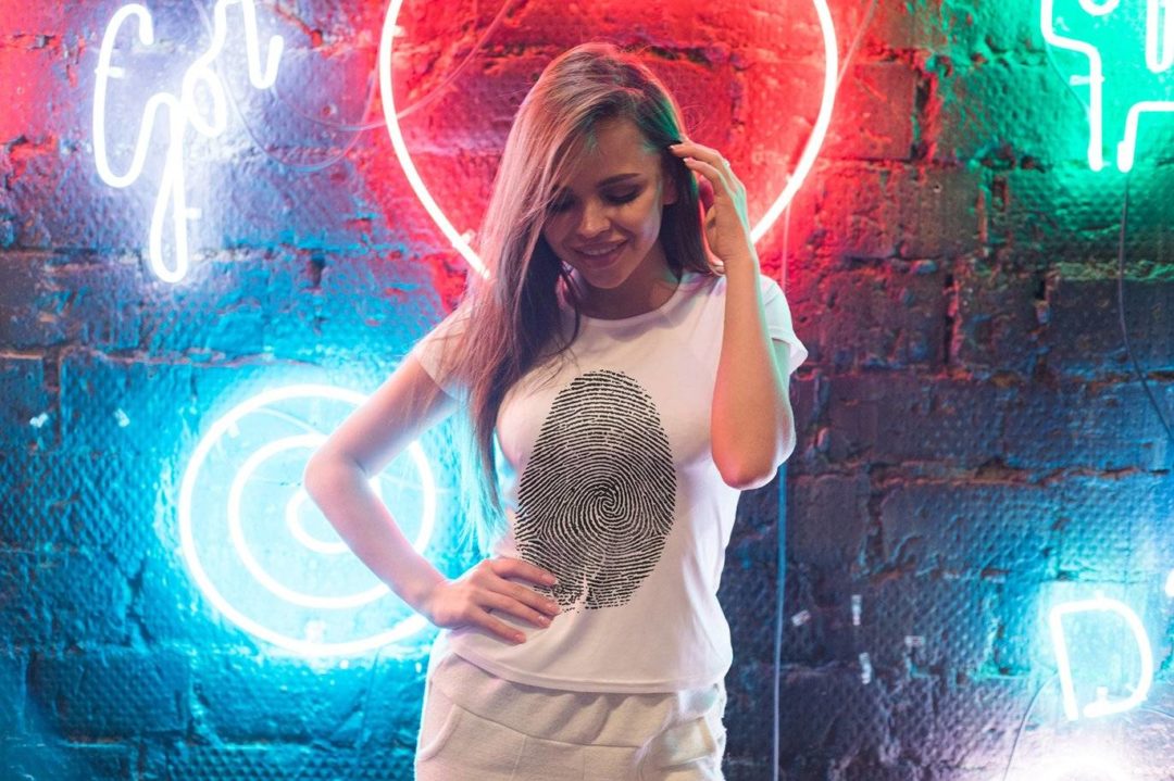 10款霓虹灯背景女士T恤半袖设计展示效果图PS贴图样机模板 T-Shirt Mock-Up 2018 #32 样机素材 sucaiwan.com