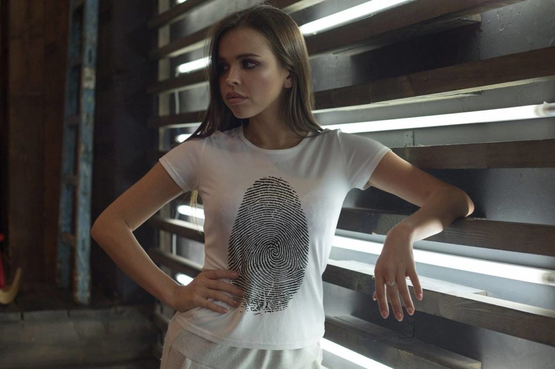 10款霓虹灯背景女士T恤半袖设计展示效果图PS贴图样机模板 T-Shirt Mock-Up 2018 #32 样机素材 sucaiwan.com