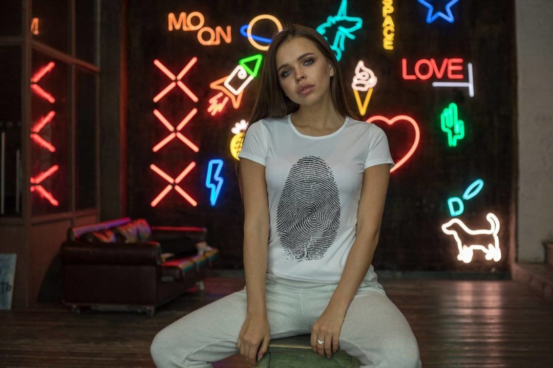 10款霓虹灯背景女士T恤半袖设计展示效果图PS贴图样机模板 T-Shirt Mock-Up 2018 #32 样机素材 sucaiwan.com