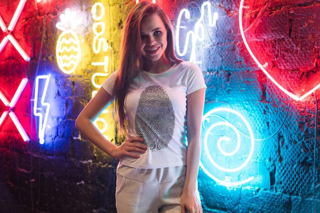 10款霓虹灯背景女士T恤半袖设计展示效果图PS贴图样机模板 T-Shirt Mock-Up 2018 #32 样机素材 sucaiwan.com