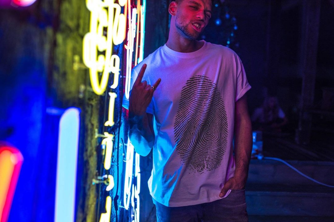 17款霓虹灯背景男士半袖T恤衫服装印花图案设计展示效果图PS贴图样机模板 T-Shirt Mock-Up 2018 #30 样机素材 sucaiwan.com