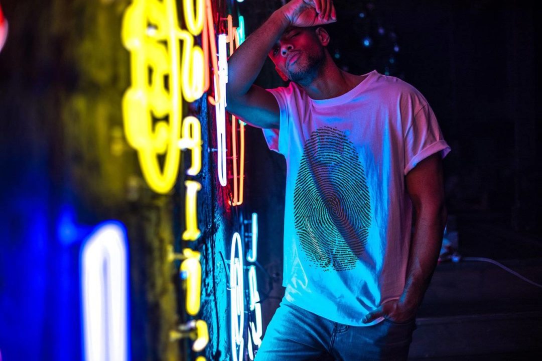 17款霓虹灯背景男士半袖T恤衫服装印花图案设计展示效果图PS贴图样机模板 T-Shirt Mock-Up 2018 #30 样机素材 sucaiwan.com