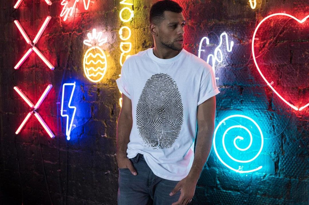 17款霓虹灯背景男士半袖T恤衫服装印花图案设计展示效果图PS贴图样机模板 T-Shirt Mock-Up 2018 #30 样机素材 sucaiwan.com