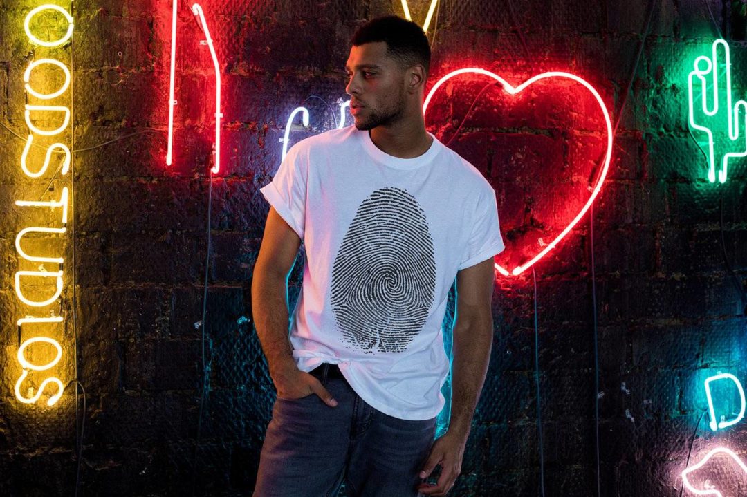 17款霓虹灯背景男士半袖T恤衫服装印花图案设计展示效果图PS贴图样机模板 T-Shirt Mock-Up 2018 #30 样机素材 sucaiwan.com