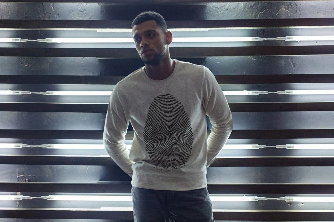 20款霓虹灯背景男士圆领长袖运动衫卫衣T恤印花图案设计展示效果图Ps贴图样机模板 Sweatshirt Mock-Up 2018 #33 样机素材 sucaiwan.com