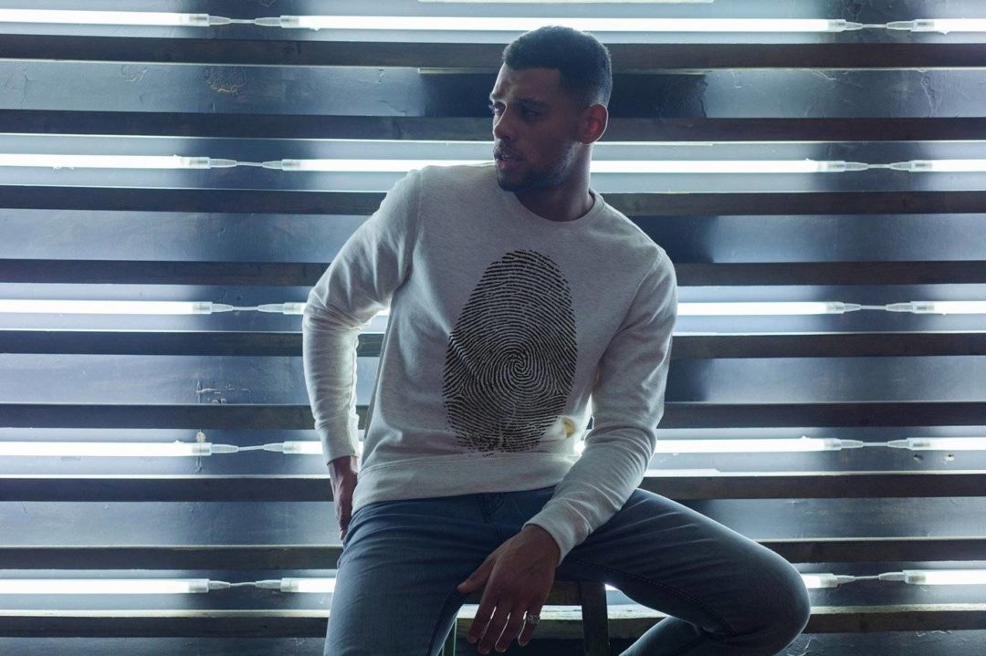 20款霓虹灯背景男士圆领长袖运动衫卫衣T恤印花图案设计展示效果图Ps贴图样机模板 Sweatshirt Mock-Up 2018 #33 样机素材 sucaiwan.com