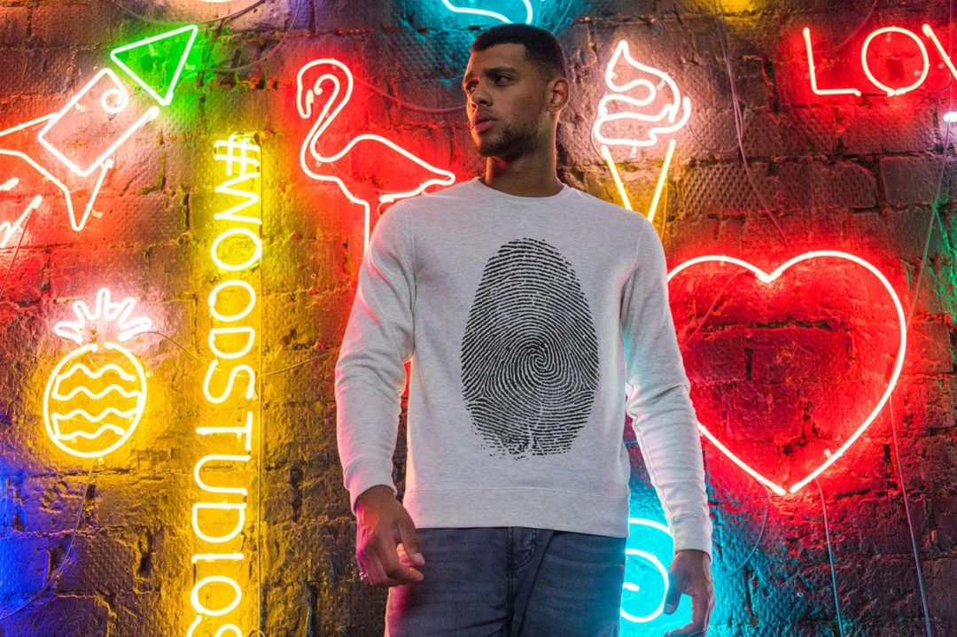 20款霓虹灯背景男士圆领长袖运动衫卫衣T恤印花图案设计展示效果图Ps贴图样机模板 Sweatshirt Mock-Up 2018 #33 样机素材 sucaiwan.com