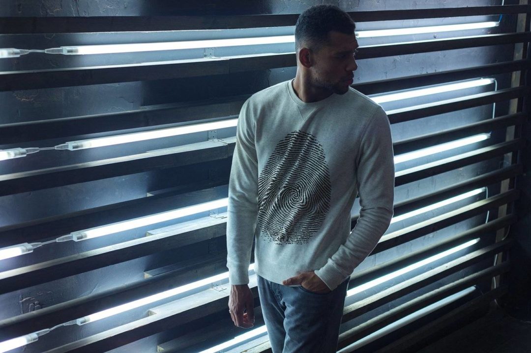 20款霓虹灯背景男士圆领长袖运动衫卫衣T恤印花图案设计展示效果图Ps贴图样机模板 Sweatshirt Mock-Up 2018 #33 样机素材 sucaiwan.com