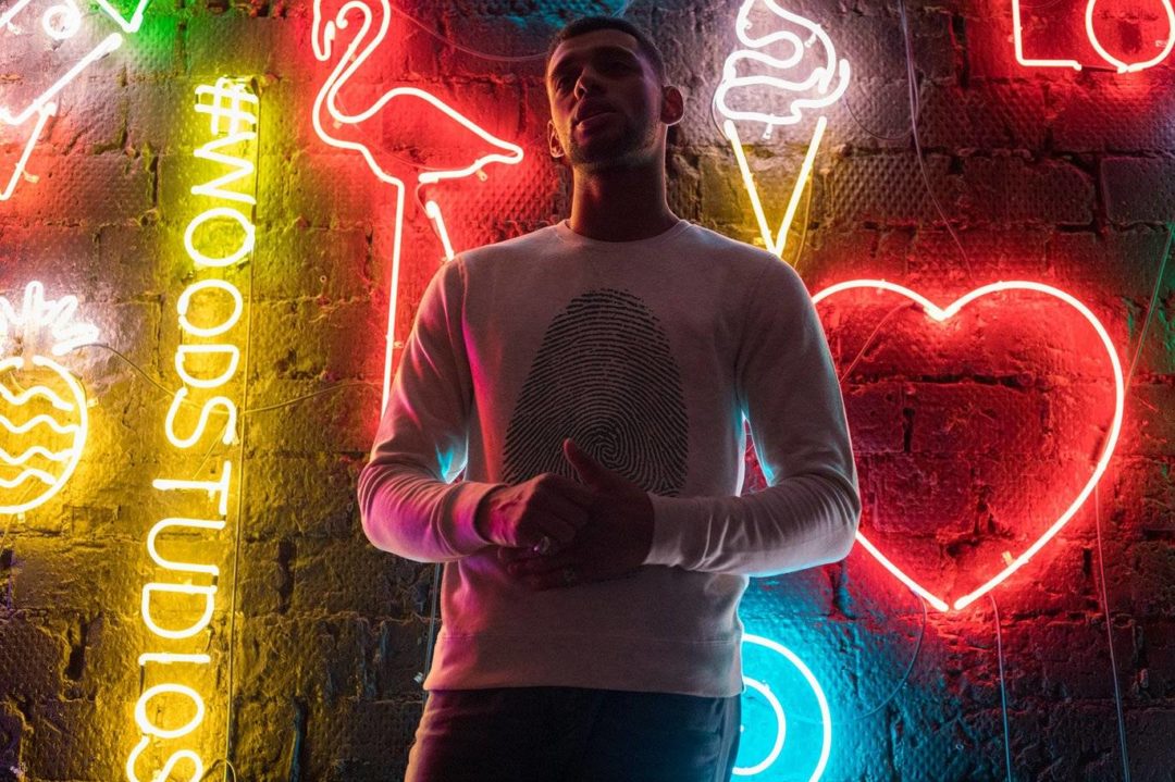 20款霓虹灯背景男士圆领长袖运动衫卫衣T恤印花图案设计展示效果图Ps贴图样机模板 Sweatshirt Mock-Up 2018 #33 样机素材 sucaiwan.com