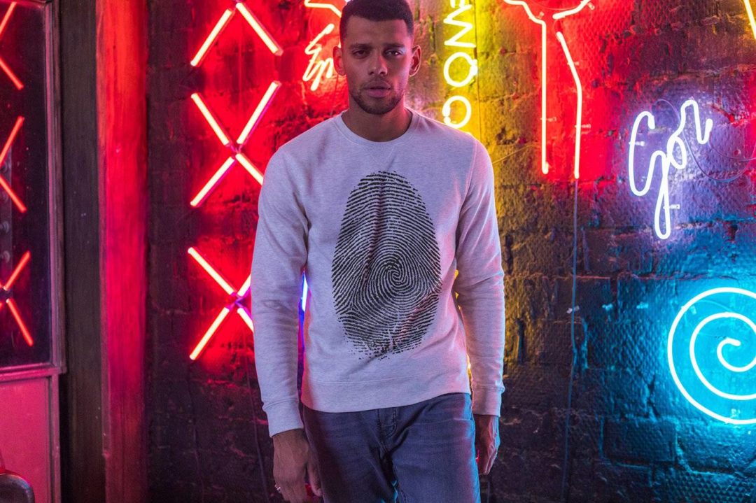 20款霓虹灯背景男士圆领长袖运动衫卫衣T恤印花图案设计展示效果图Ps贴图样机模板 Sweatshirt Mock-Up 2018 #33 样机素材 sucaiwan.com