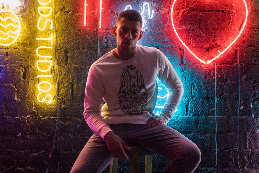 20款霓虹灯背景男士圆领长袖运动衫卫衣T恤印花图案设计展示效果图Ps贴图样机模板 Sweatshirt Mock-Up 2018 #33 样机素材 sucaiwan.com