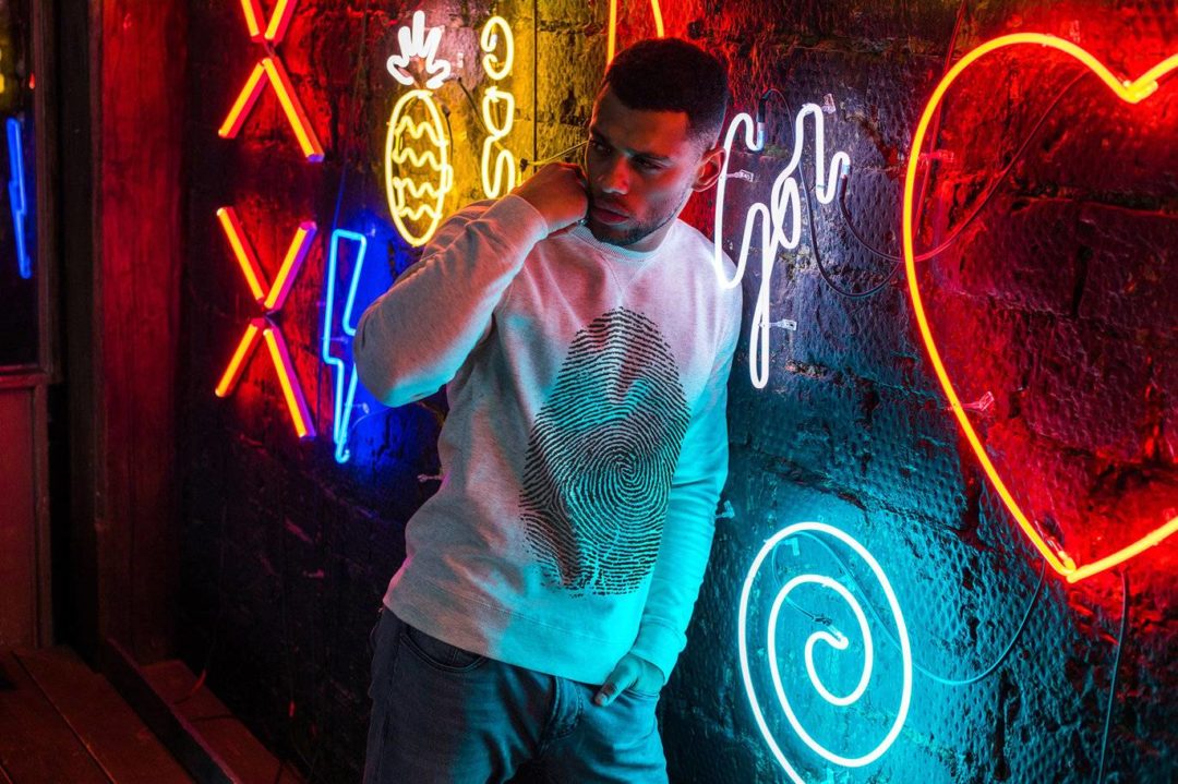 20款霓虹灯背景男士圆领长袖运动衫卫衣T恤印花图案设计展示效果图Ps贴图样机模板 Sweatshirt Mock-Up 2018 #33 样机素材 sucaiwan.com