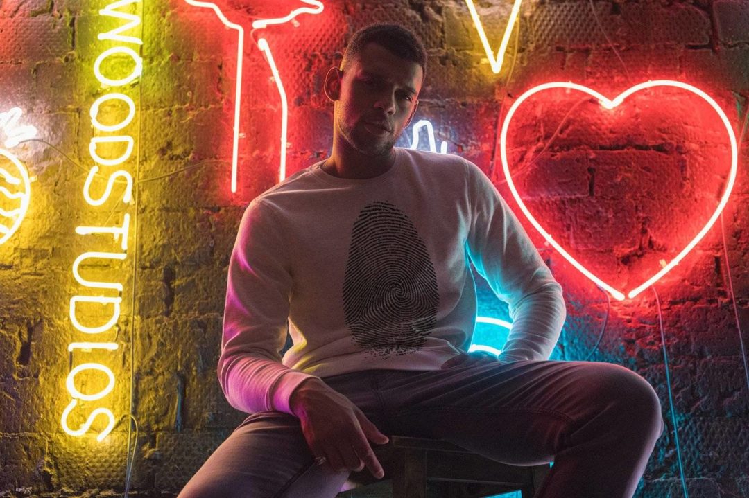 20款霓虹灯背景男士圆领长袖运动衫卫衣T恤印花图案设计展示效果图Ps贴图样机模板 Sweatshirt Mock-Up 2018 #33 样机素材 sucaiwan.com