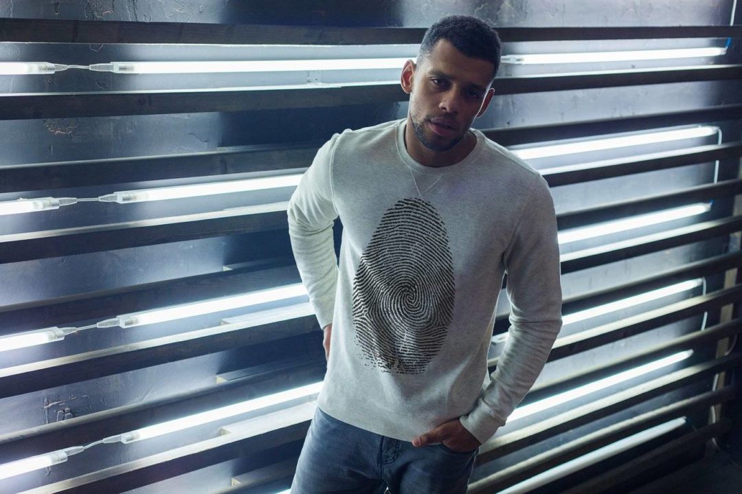 20款霓虹灯背景男士圆领长袖运动衫卫衣T恤印花图案设计展示效果图Ps贴图样机模板 Sweatshirt Mock-Up 2018 #33 样机素材 sucaiwan.com