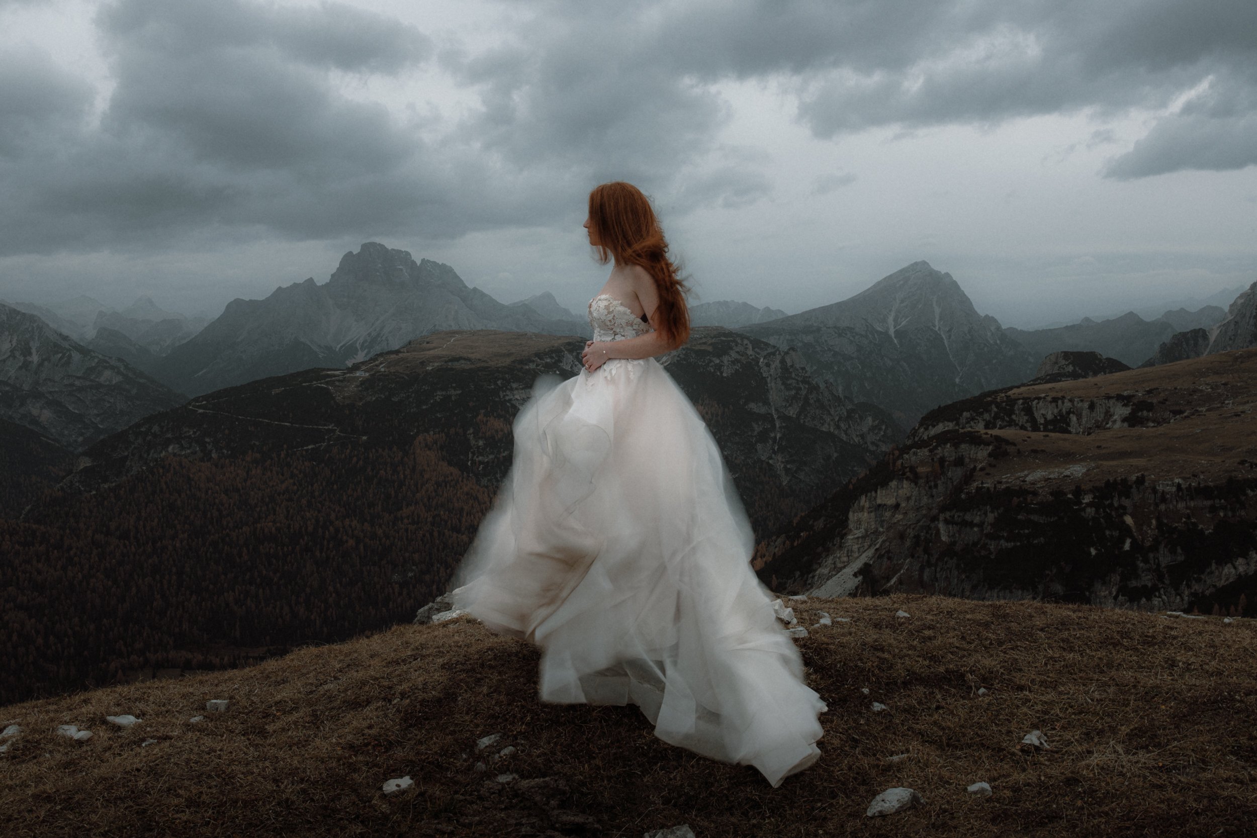 光与灰烬枫叶季暗调氛围电影感婚礼人文旅拍LR调色预设 Archipelago Presets Light & Ember 插件预设 第2张-素材湾丨精选海外优质设计素材资源 光与灰烬枫叶季暗调氛围电影感婚礼人文旅拍LR调色预设 Archipelago Presets Light & Ember 插件预设 sucaiwan.com