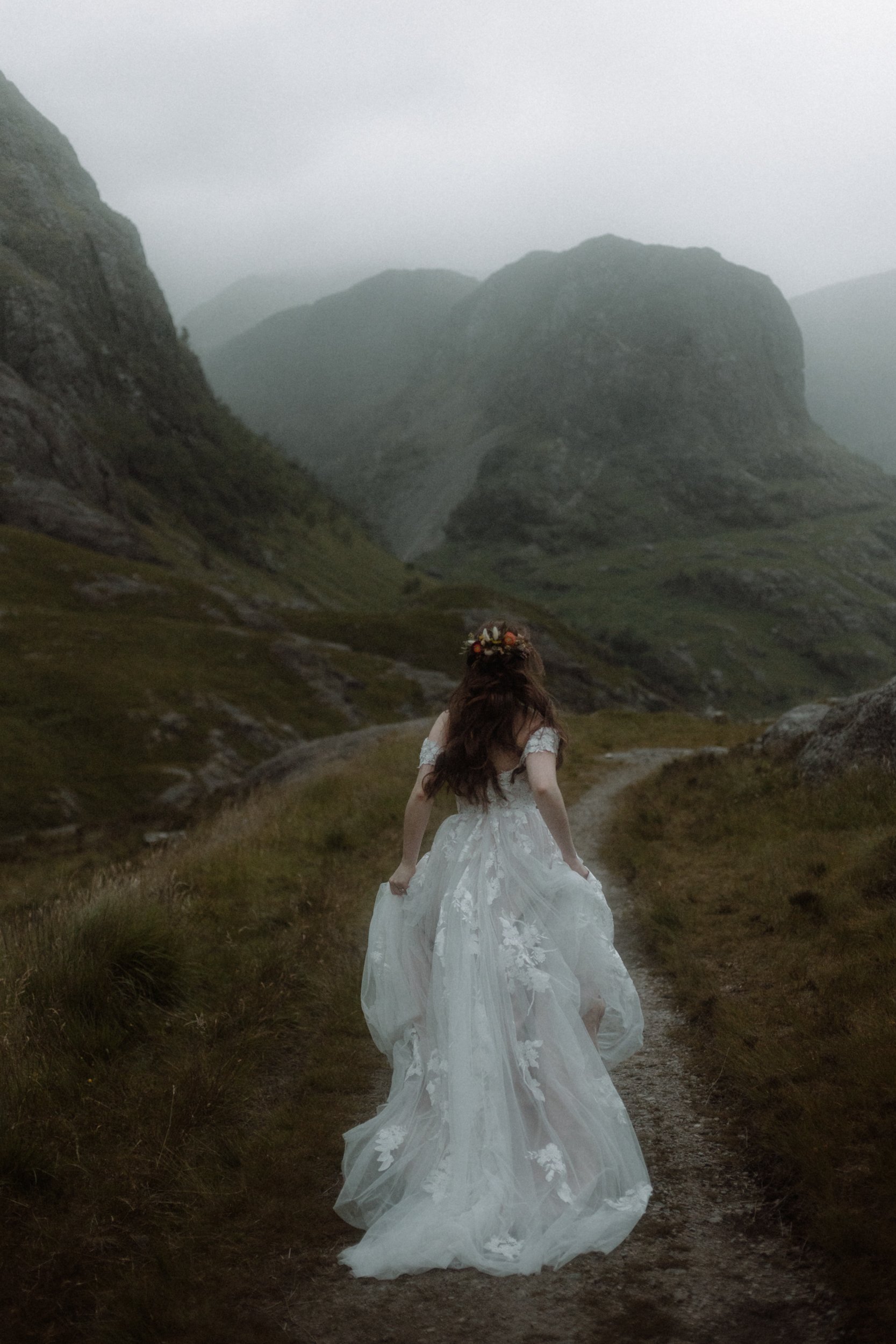 光与灰烬枫叶季暗调氛围电影感婚礼人文旅拍LR调色预设 Archipelago Presets Light & Ember 插件预设 第6张-素材湾丨精选海外优质设计素材资源 光与灰烬枫叶季暗调氛围电影感婚礼人文旅拍LR调色预设 Archipelago Presets Light & Ember 插件预设 sucaiwan.com