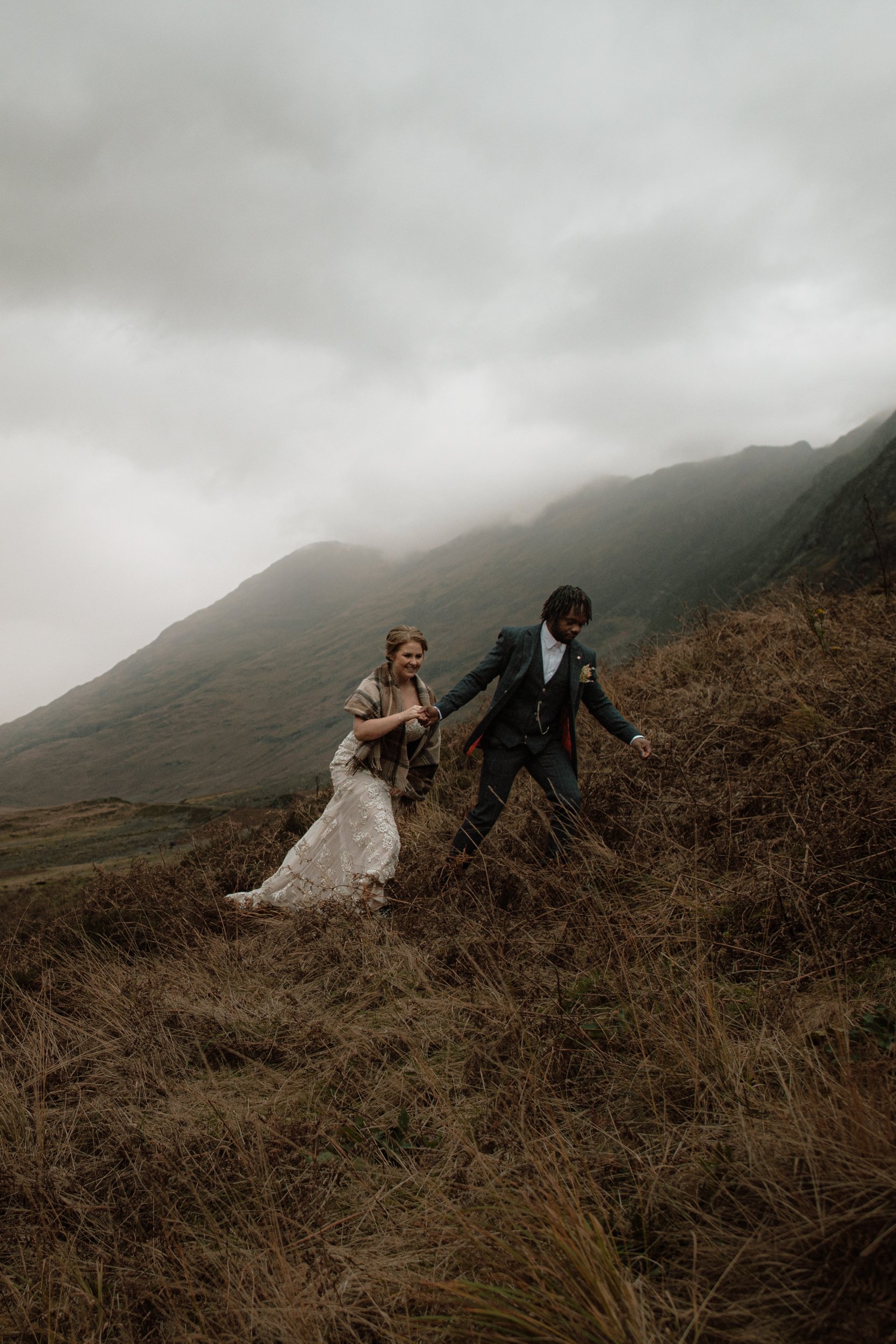 光与灰烬枫叶季暗调氛围电影感婚礼人文旅拍LR调色预设 Archipelago Presets Light & Ember 插件预设 第14张-素材湾丨精选海外优质设计素材资源 光与灰烬枫叶季暗调氛围电影感婚礼人文旅拍LR调色预设 Archipelago Presets Light & Ember 插件预设 sucaiwan.com