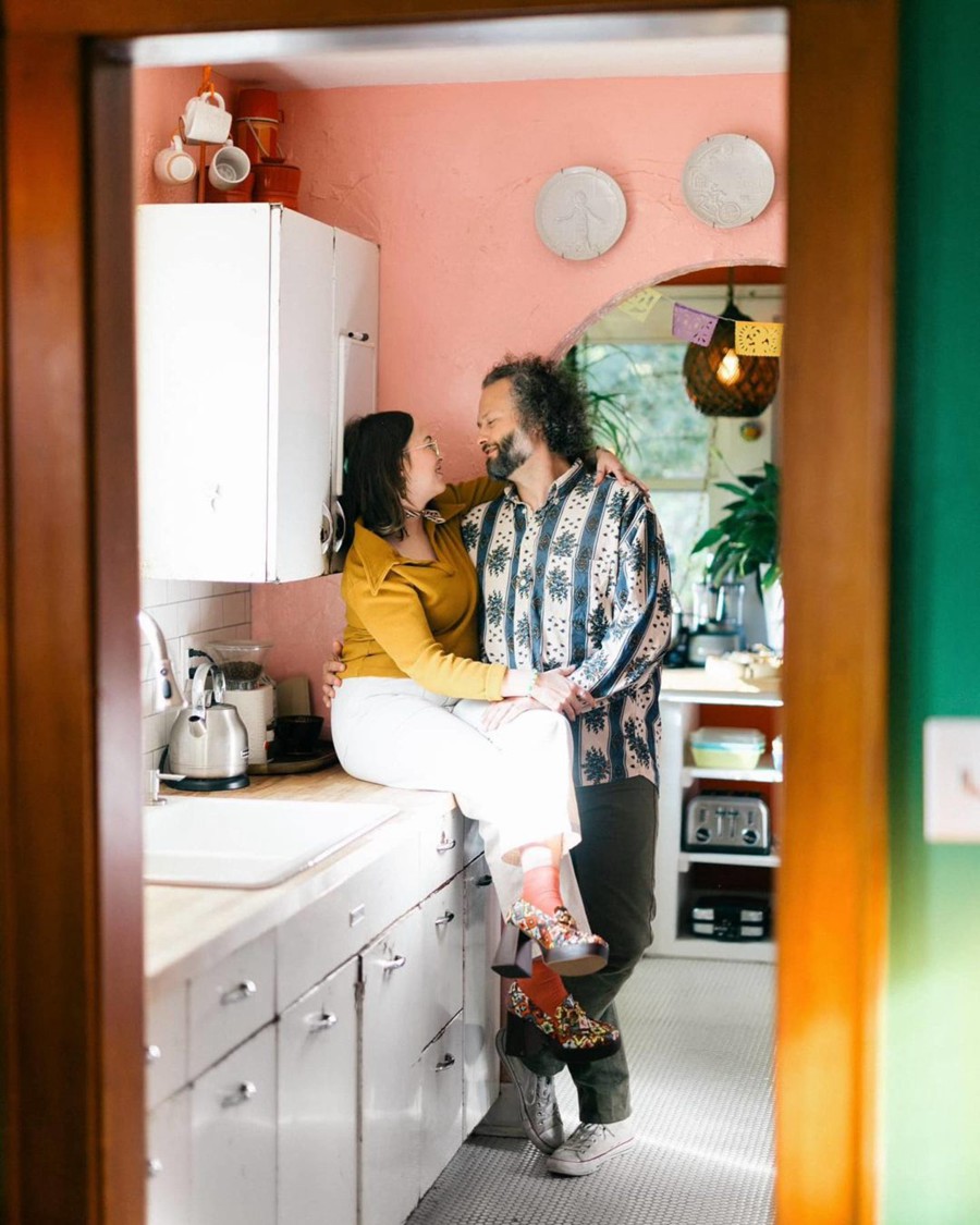 怀旧永恒电影美感柯达胶片模拟柔和温暖色调摄影肖像调色Lightroom预设 REFINED – Kodak Gold 插件预设 sucaiwan.com