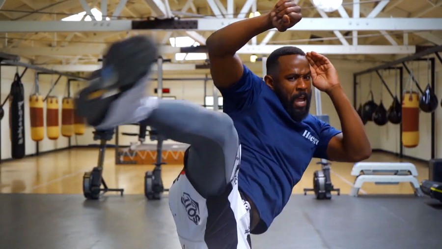 Glass Shatter Transitions 8种玻璃破碎转场过渡达芬奇预设DaVinci Resolve Macros 插件预设 sucaiwan.com