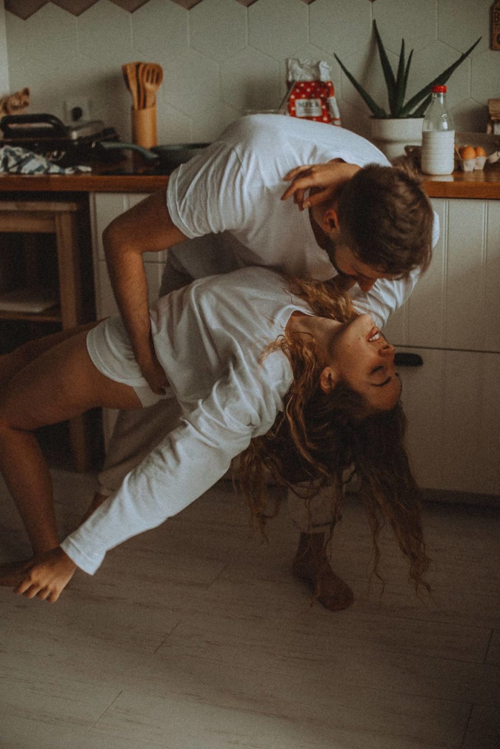 温馨永恒怀旧电影胶片模拟颗粒纹理效果家庭情侣摄影照片调色Lightroom预设 Anna Dreamer-Film , Love ,BW presets 插件预设 sucaiwan.com