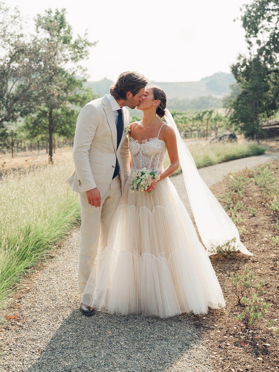 清新自然经典彩色黑白婚礼生活方式旅行摄影照片调色Lightroom预设包 REFINED x Tec Petaja 插件预设 第3张-素材湾丨精选海外优质设计素材资源 清新自然经典彩色黑白婚礼生活方式旅行摄影照片调色Lightroom预设包 REFINED x Tec Petaja 插件预设 sucaiwan.com