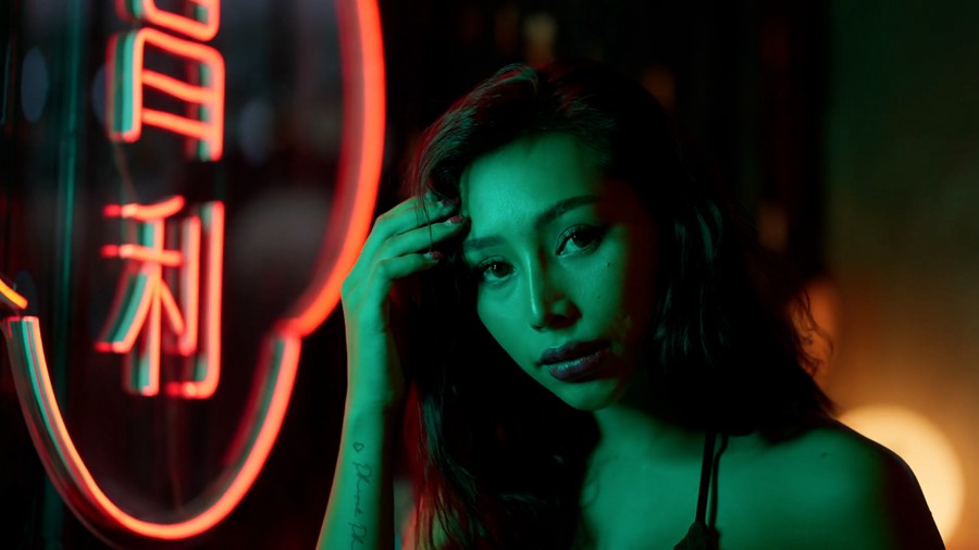 油管大神Brandon Li即兴商业拍摄相机/手机/运动相机运镜无缝转场过渡动态灯光照明/创意融合大师课程 Fusion Filmmaking Online Course 设计教程 第5张-素材湾丨精选海外优质设计素材资源 油管大神Brandon Li即兴商业拍摄相机/手机/运动相机运镜无缝转场过渡动态灯光照明/创意融合大师课程 Fusion Filmmaking Online Course 设计教程 sucaiwan.com