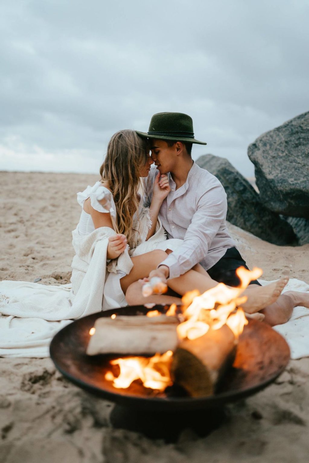 风格化前卫明亮暖色调婚礼摄影照片调色Lightroom预设包 Cara Zagni – Moon Pack 1 插件预设 sucaiwan.com