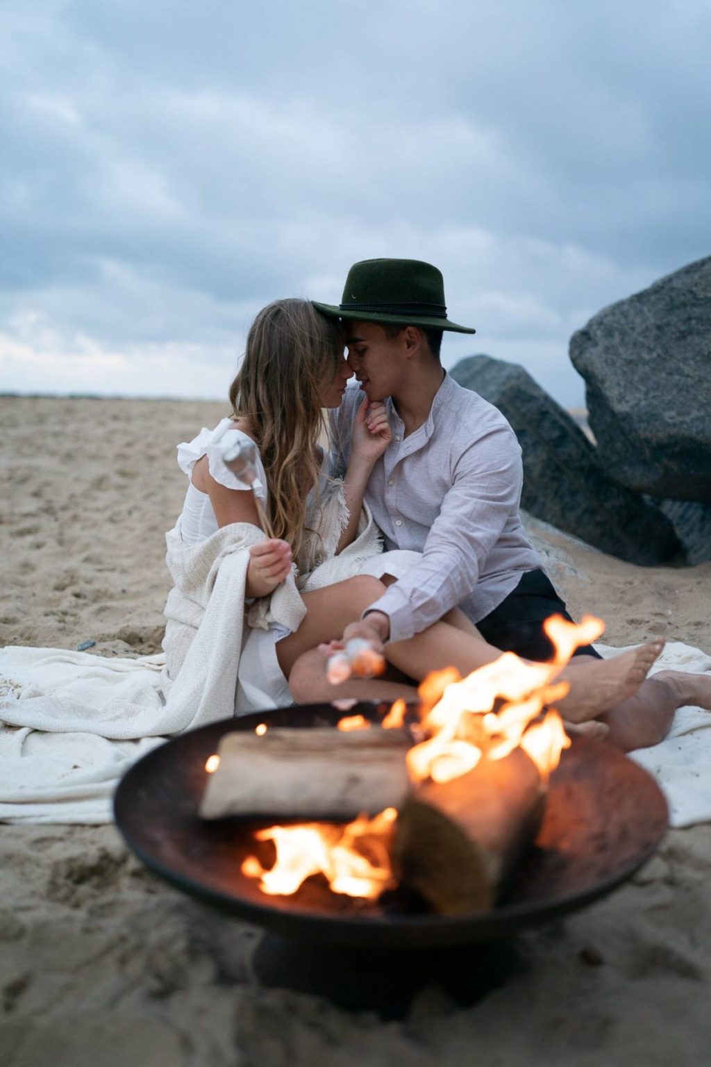 风格化前卫明亮暖色调婚礼摄影照片调色Lightroom预设包 Cara Zagni – Moon Pack 1 插件预设 sucaiwan.com