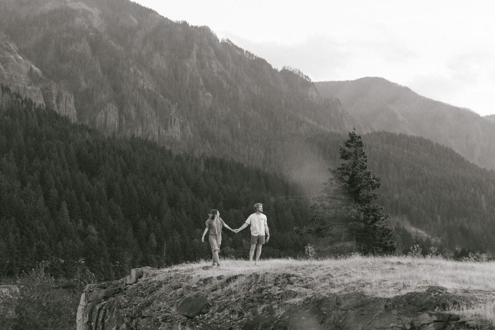 柔和绿色黑白色调冒险旅拍婚礼风景照片调色Lightroom预设 Carley Mae – Jade Pack Presets 插件预设 第17张-素材湾丨精选海外优质设计素材资源 柔和绿色黑白色调冒险旅拍婚礼风景照片调色Lightroom预设 Carley Mae – Jade Pack Presets 插件预设 sucaiwan.com