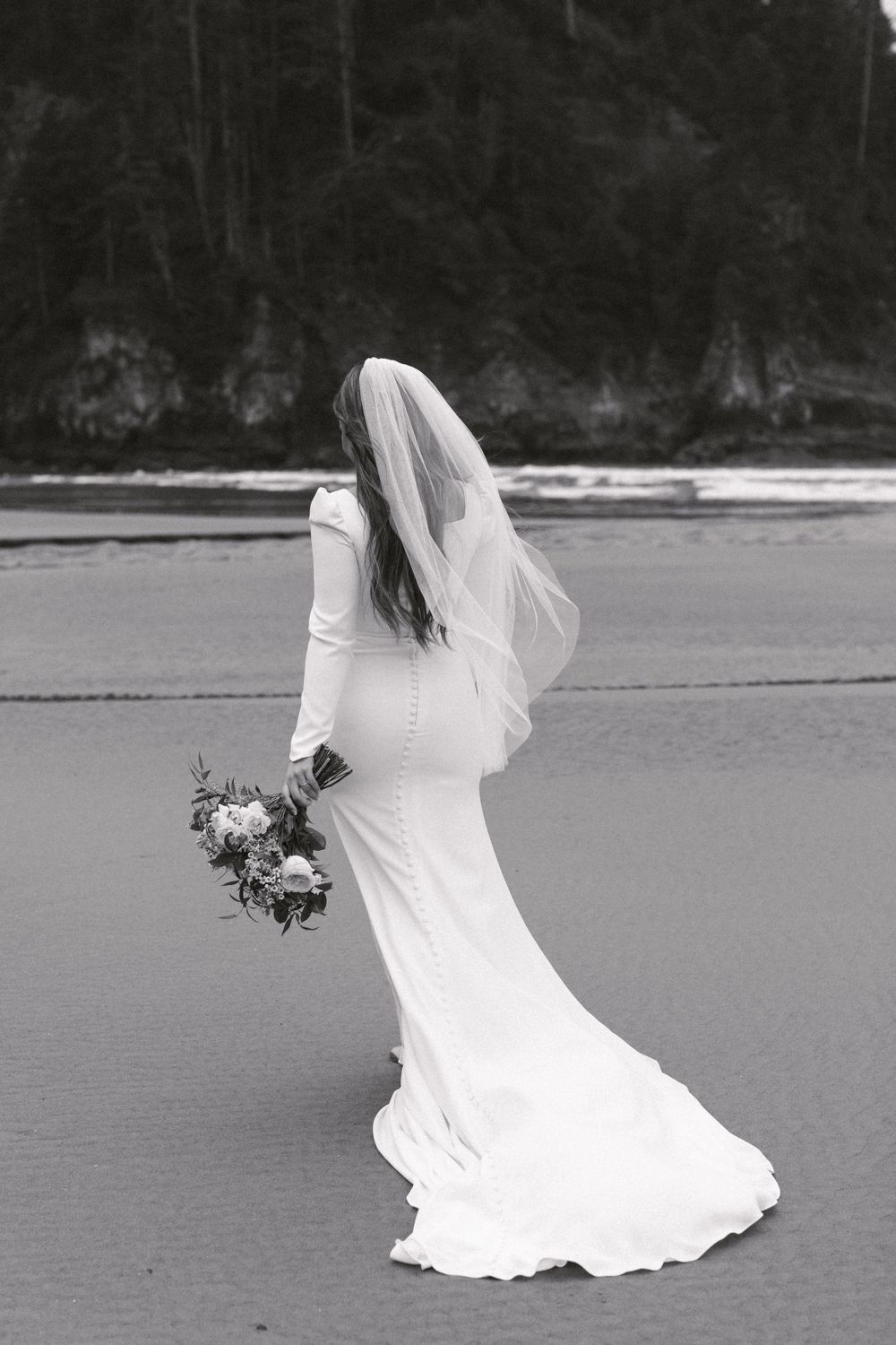 柔和绿色黑白色调冒险旅拍婚礼风景照片调色Lightroom预设 Carley Mae – Jade Pack Presets 插件预设 第22张-素材湾丨精选海外优质设计素材资源 柔和绿色黑白色调冒险旅拍婚礼风景照片调色Lightroom预设 Carley Mae – Jade Pack Presets 插件预设 sucaiwan.com