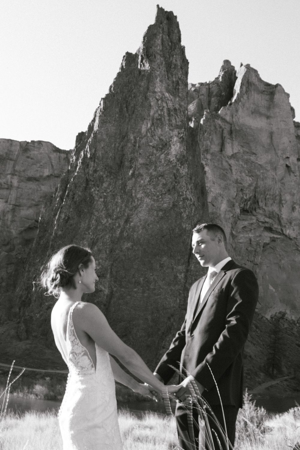 柔和绿色黑白色调冒险旅拍婚礼风景照片调色Lightroom预设 Carley Mae – Jade Pack Presets 插件预设 第24张-素材湾丨精选海外优质设计素材资源 柔和绿色黑白色调冒险旅拍婚礼风景照片调色Lightroom预设 Carley Mae – Jade Pack Presets 插件预设 sucaiwan.com