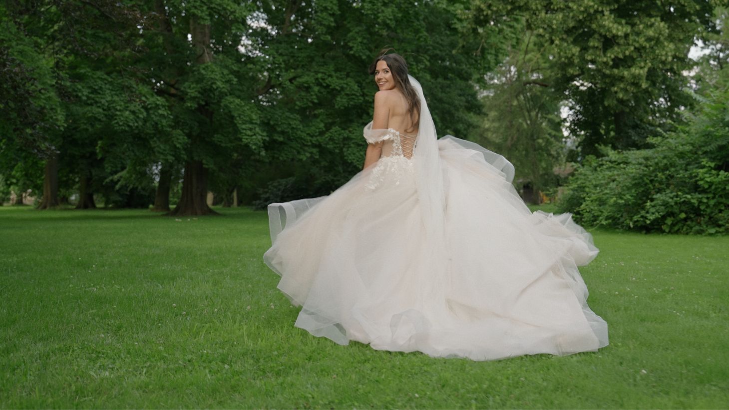 古典欧风柔和温暖色调电影风格优雅婚礼旅拍视频调色LUT预设包 Gamut – Marble Luts 插件预设 第18张-素材湾丨精选海外优质设计素材资源 古典欧风柔和温暖色调电影风格优雅婚礼旅拍视频调色LUT预设包 Gamut – Marble Luts 插件预设 sucaiwan.com