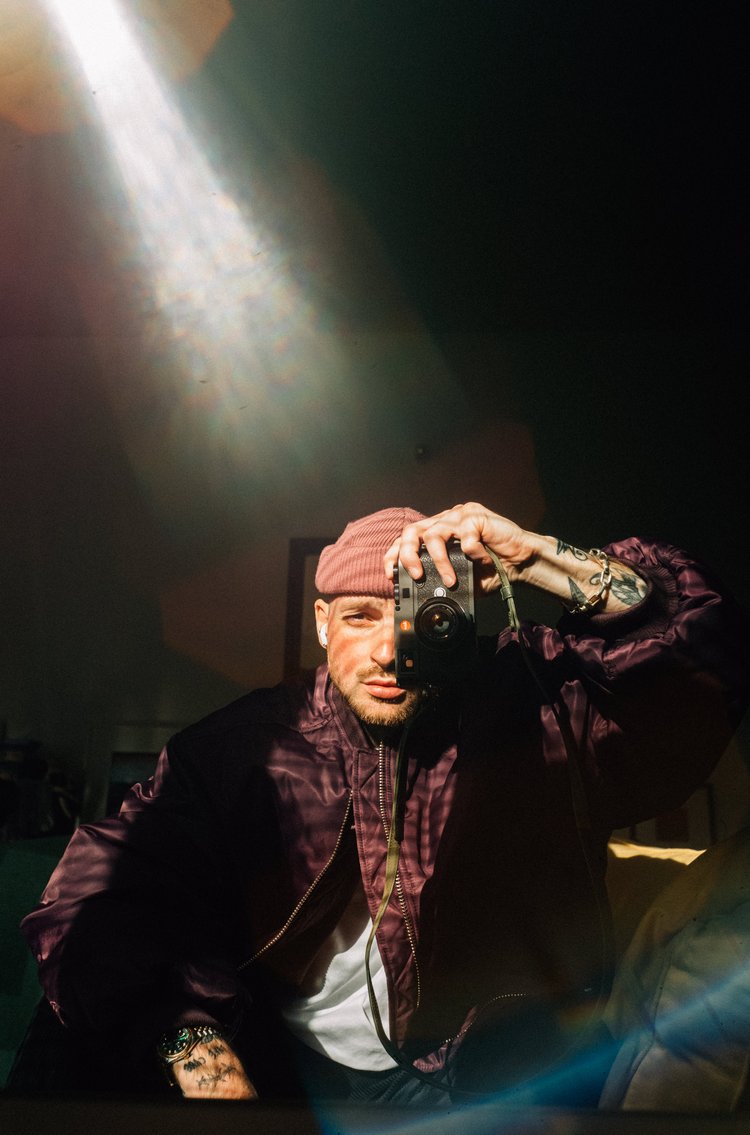 潮流电影质感红色/金棕色/深蓝色色调颗粒纹理模拟人文扫街照片调色Lightroom预设 Andre Josselin – Signature Presets 插件预设 第5张-素材湾丨精选海外优质设计素材资源 潮流电影质感红色/金棕色/深蓝色色调颗粒纹理模拟人文扫街照片调色Lightroom预设 Andre Josselin – Signature Presets 插件预设 sucaiwan.com