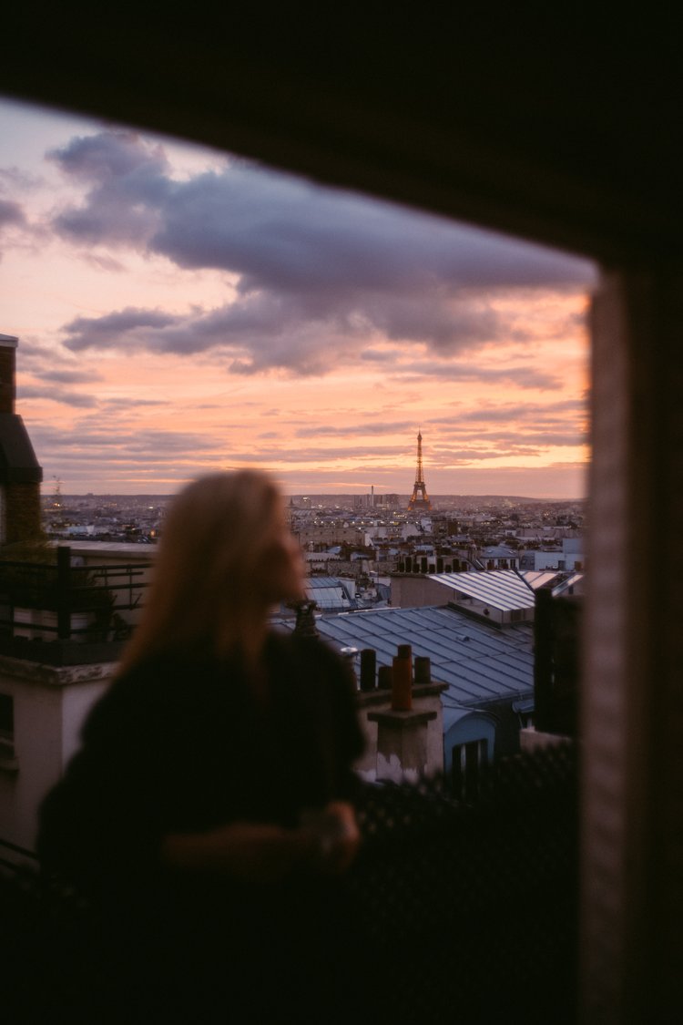 潮流电影质感红色/金棕色/深蓝色色调颗粒纹理模拟人文扫街照片调色Lightroom预设 Andre Josselin – Signature Presets 插件预设 第8张-素材湾丨精选海外优质设计素材资源 潮流电影质感红色/金棕色/深蓝色色调颗粒纹理模拟人文扫街照片调色Lightroom预设 Andre Josselin – Signature Presets 插件预设 sucaiwan.com